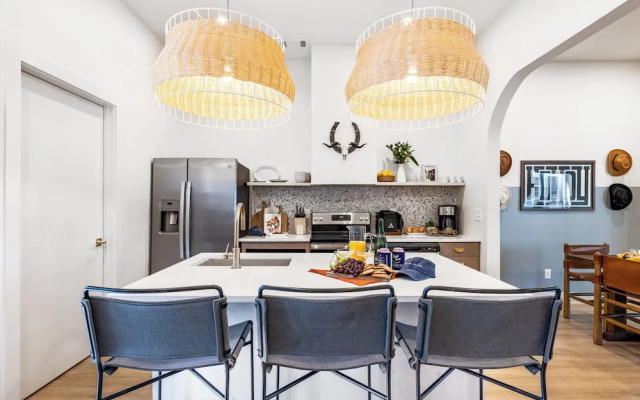 The Outrider by AvantStay Chic Stay Close to Broadway