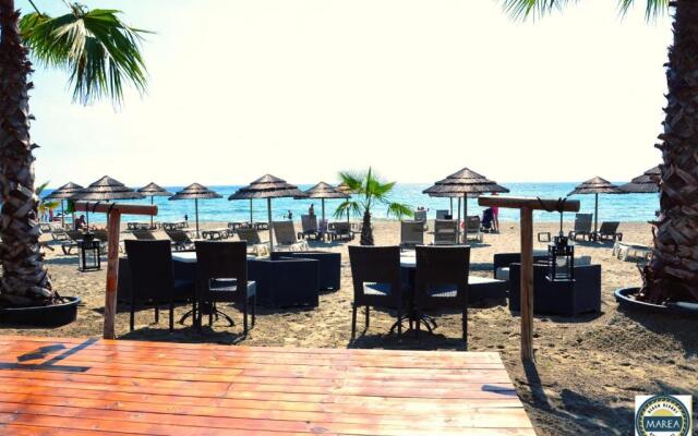 Seaside apartment with beach service