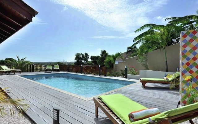 Modern Villa with Swimming Pool in Willemstad