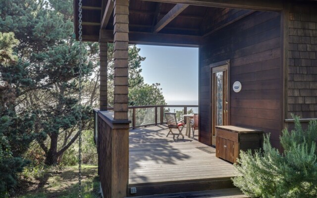 Romantic Ridgetop Escape w/ Hot Tub Near Mendocino