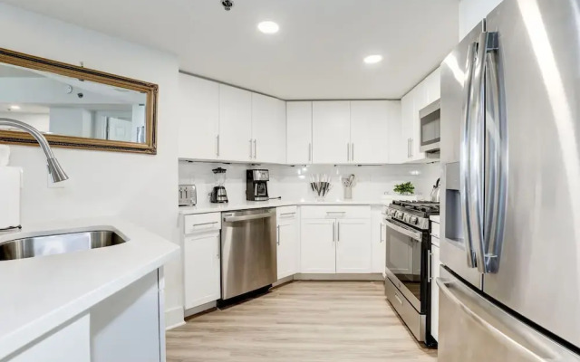 Elegant 2BR Apartment Minutes From DC