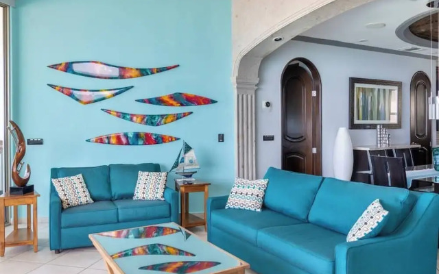 Luxury Beachfront Condo on Sandy Beach