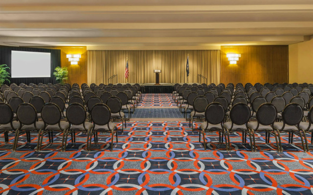 Sheraton Norfolk Waterside Hotel