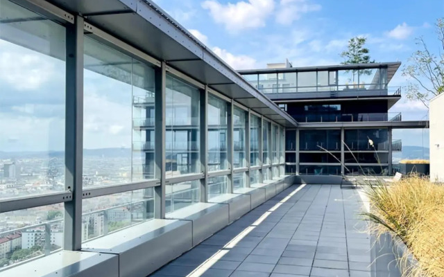 Sonnenaufgang über den Prater - Pool am Dach