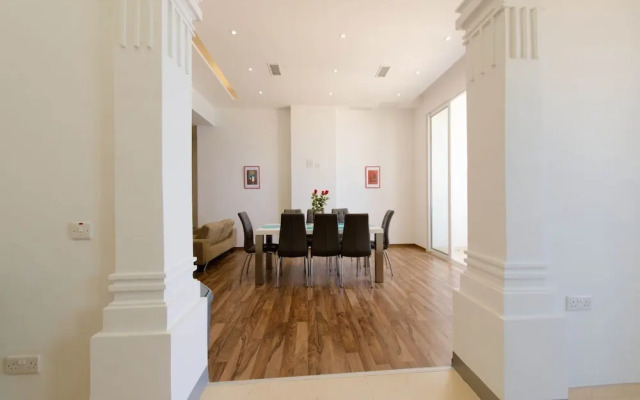 Charming Seafront Apartment, Perfect for Families