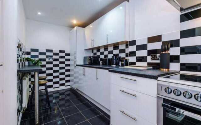 Spacious 4-Bed House Manchester
