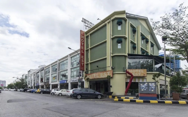 OYO 604 Hotel Est Equine Park