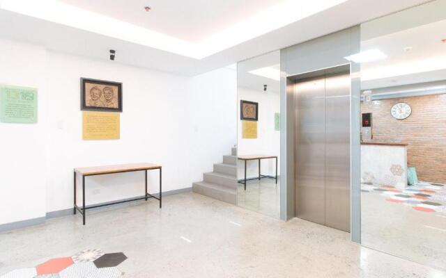 RedDoorz Plus @ 1318 Residences