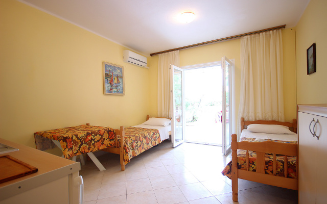 Apartment Dino - apartments with hot tub: A1 Novalja, Island Pag