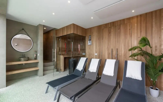 Attractive Villa With Jetty