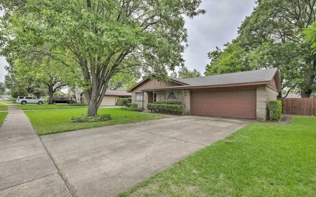 Home 1 Mi to University of Texas: Relax Fireside!