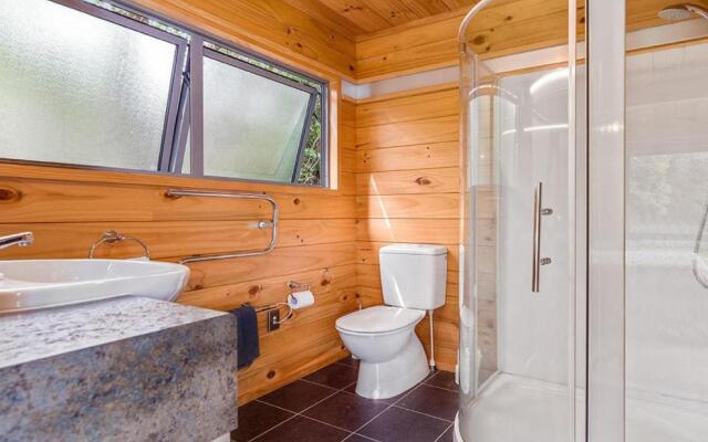 Lakeside Landing - Lake Tarawera Holiday Home