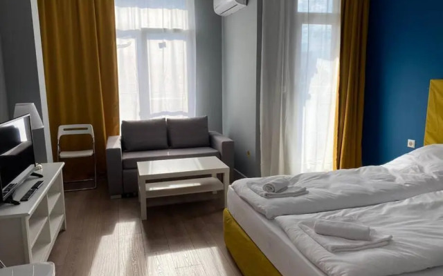 Manhattan Studio with workplace/ Student City