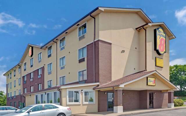 Super 8 by Wyndham Nashville/ Dntn/ Opryland Area