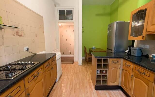 Large Glasgow South Family Home - Free Parking