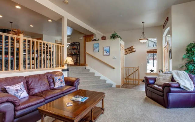 Luge Lane 5 Bedroom Townhouse by RedAwning