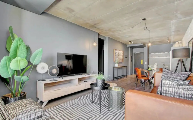 Modern Top Floor Apartment Mountain Views