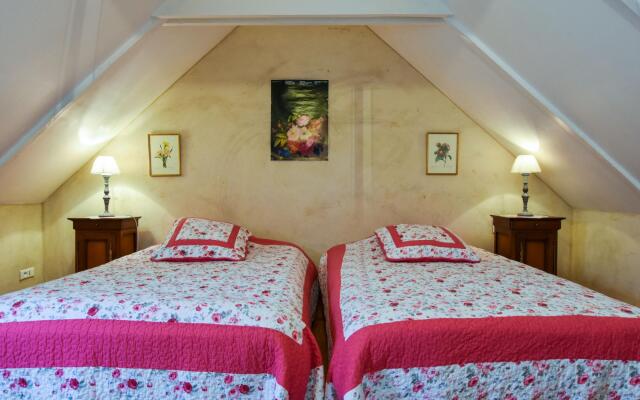 Cosy holiday home with terrace and garden near Quimperlé.