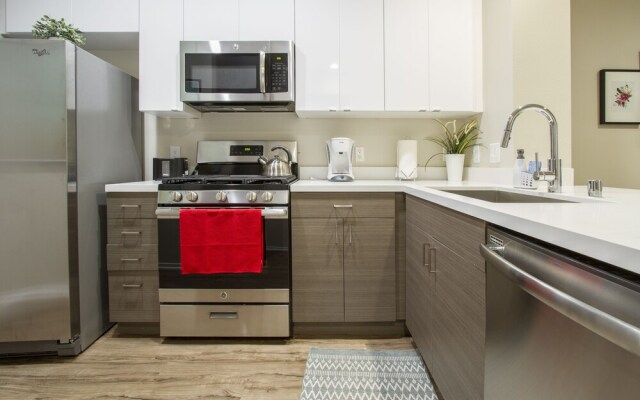 MARINA PRESIDENTIAL SUITE w AMAZING VIEWS & AMENITIES