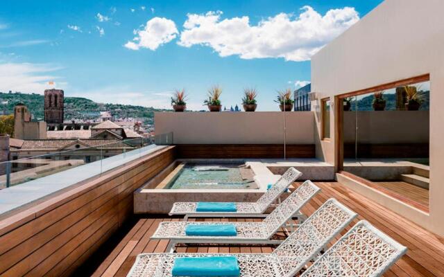 Lamaro Hotel