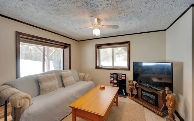 Hike & Ski: Cabin w/ Fireplace in Franconia!