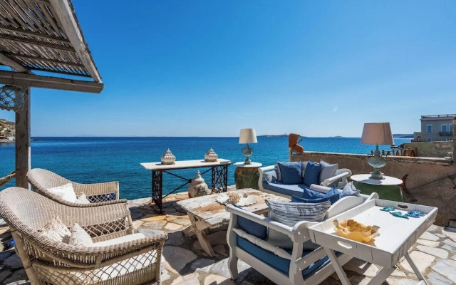 Seaside Neoclassical Property in Vaporia Ermoupoli