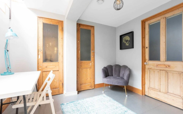 Stylish 2 Bedroom Converted Victorian Storefront