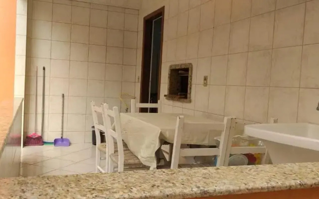 Casa 02 dorm na Rua Salmao