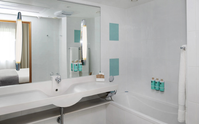Novotel London West