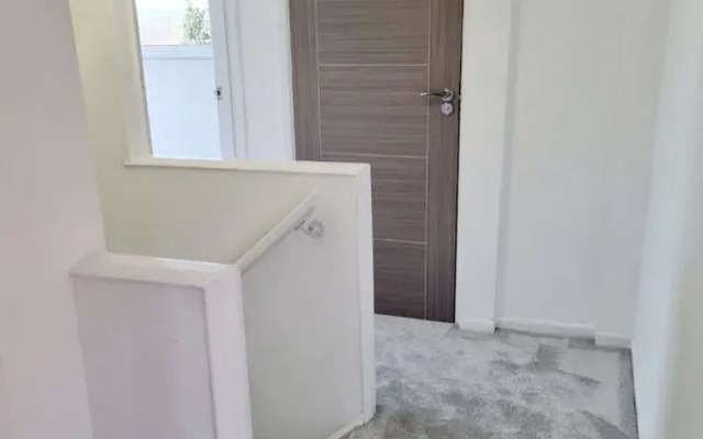 Private Gated Modern Home in Southampton - Estwood