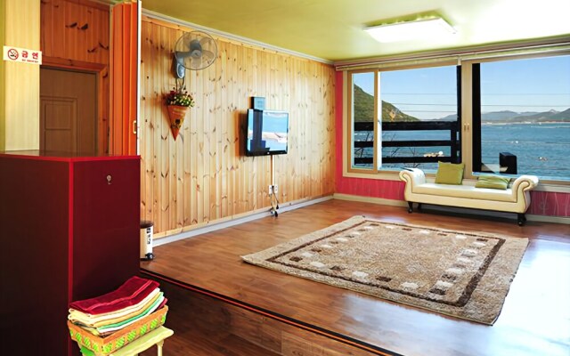 Tongyeong Look at the Sea Pension