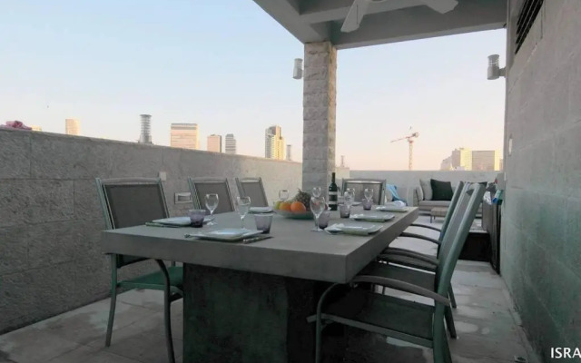 Into the Jacuzzi by HolyGuest