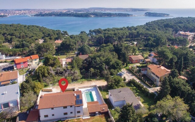 Awesome Home in Premantura With Wifi and 5 Bedrooms