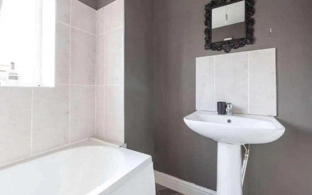 Huge Home,sleeps 12, Private Parking, Pets ok