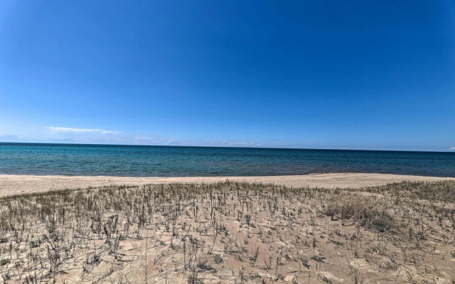 Bright Manistee Condo w/ Beach + Pool Access!