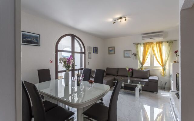 Holiday house Goldie - 30 m from beach: Sevid, Riviera Trogir
