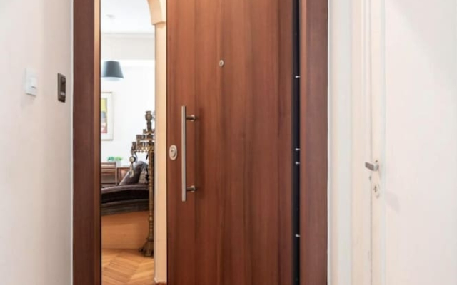 Neoclassical Athenian 2-bed Apt Balcony