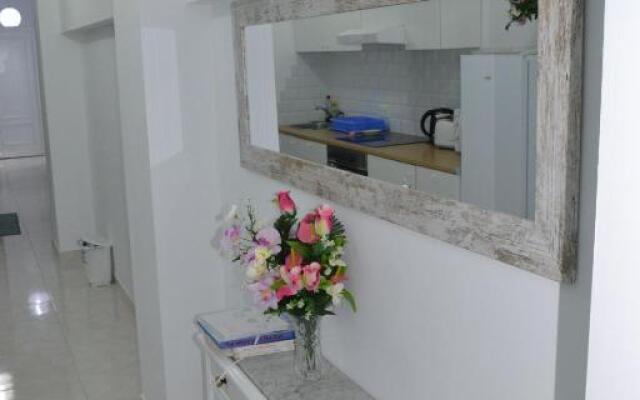 Stunning 2 Bedroom Apartment Fully Refurbished With Air-conditioning