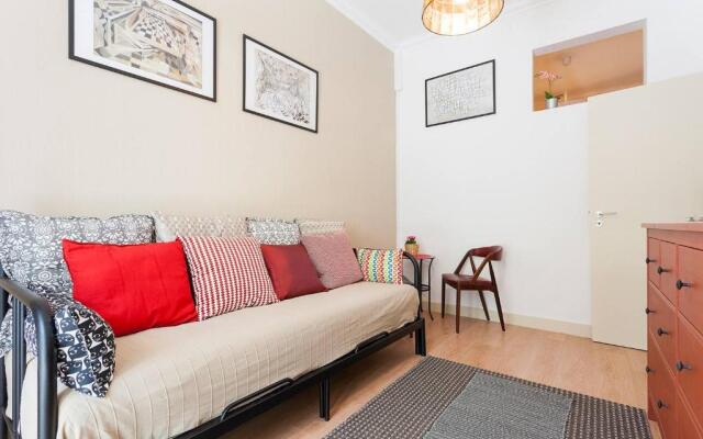 Sunny orange garden apartment in central Lisbon