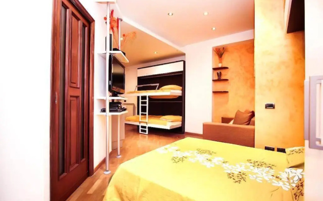 Petite Home In Rome