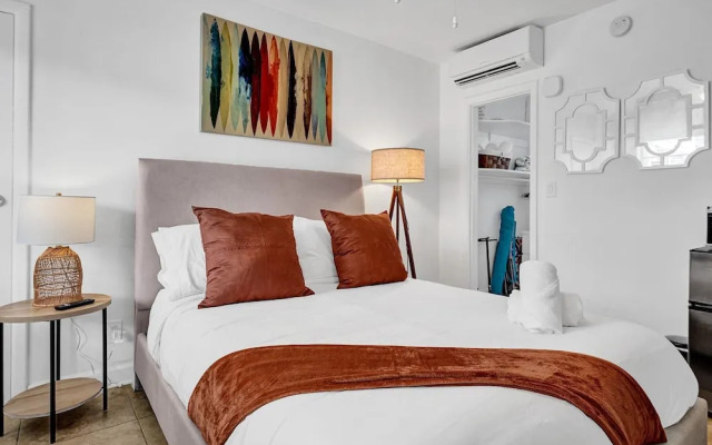 Waves on Desoto Lovely Studio 2