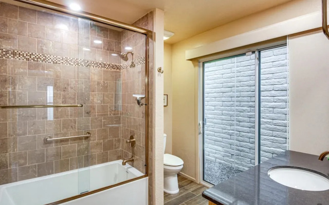Tucson Townhome w/ Mountain View, Pool Access!