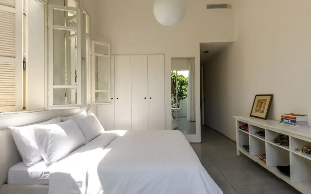 Modern & Bright 3BR apt with 2Balconies