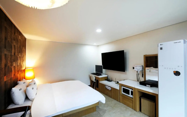 White Tourist Hotel