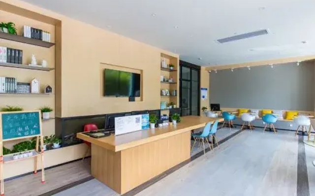 CJIA Apartment Hotel (Shanghai Daning Zhongshan North Road Metro Station)