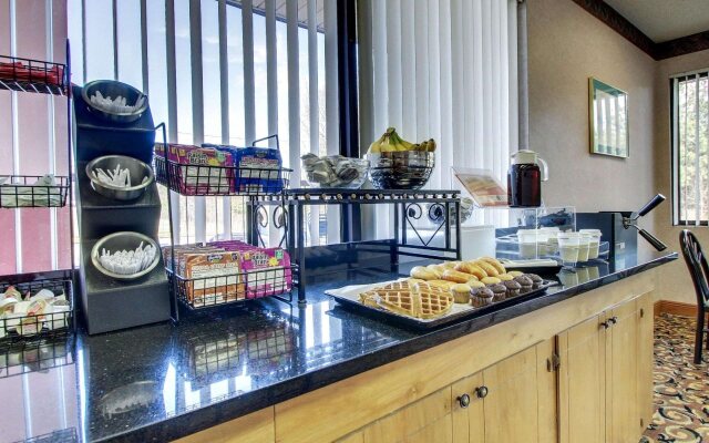 Econo Lodge Inn And Suites