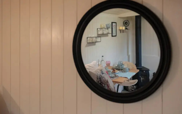Shepherdshut-hot Tub-cotswolds-petfriendly