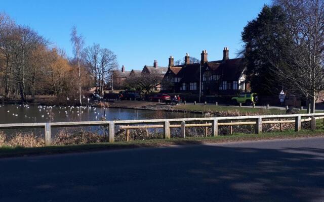 Pet Friendly - 7 Guests - Idyllic Village