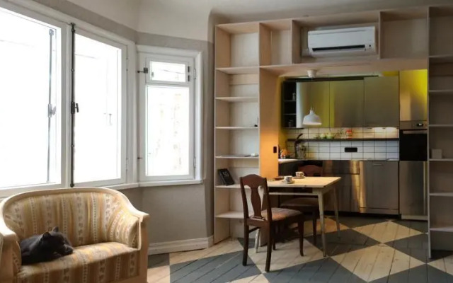 History Designer Flat