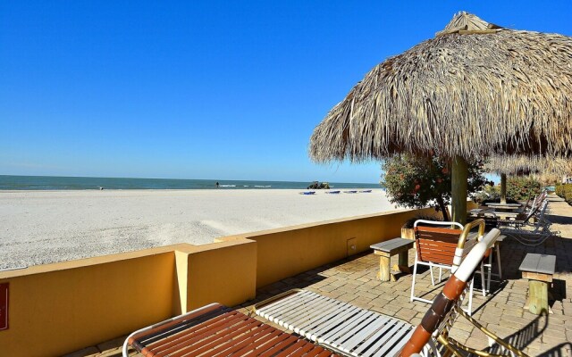 Villa Madeira 306 Beach front, stunning view! Walk to everything